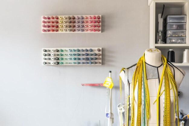 Ateliér so strojmi a vzormi